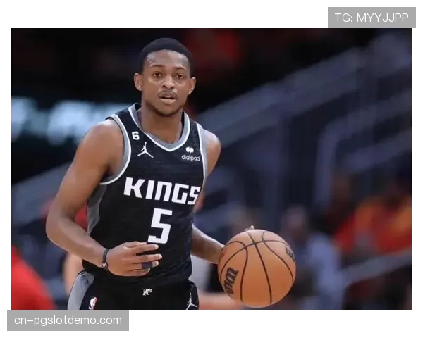 特写:当福克斯摘下篮板,国王队的快攻箭头已同时启动