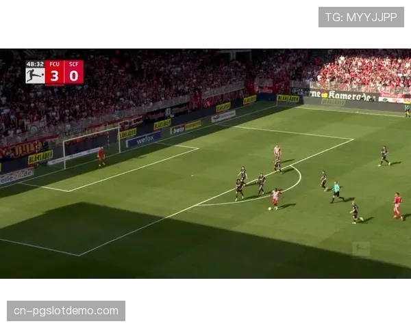 “训练图集:弗赖堡全队加练定位球攻防,备战对阵柏林联合关键战”